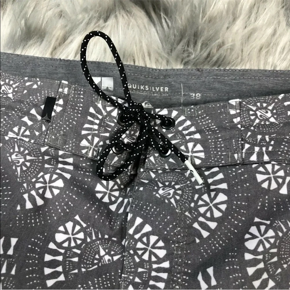 Quiksilver Variable 18” Beach Shorts Gray Quiet Shade Size 38